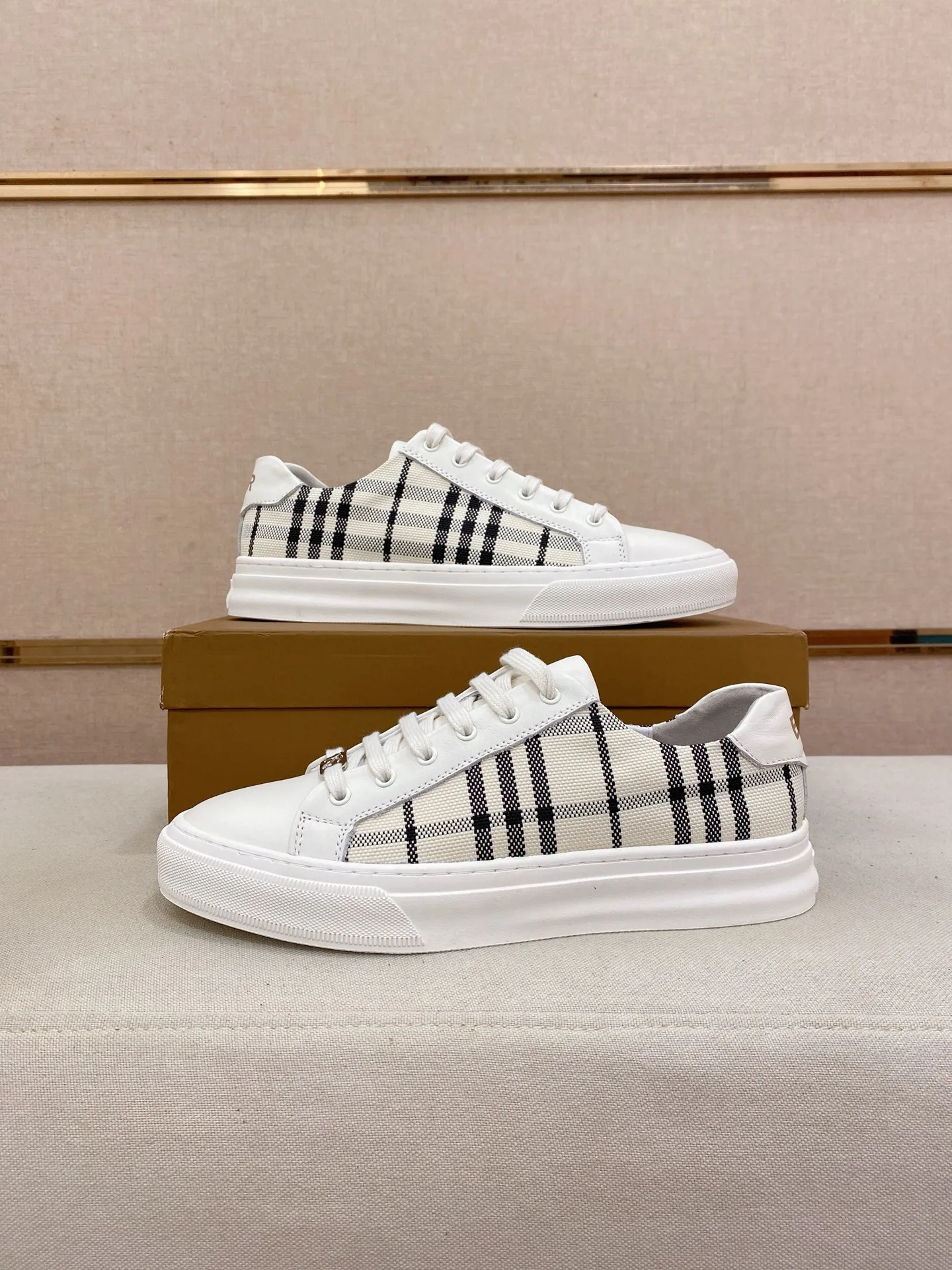 Men's shoes 💰: 400💰🇮🇹🇮🇹 Burberry top purchasing agent 🔍🔍Synchronized sale Positive code number: 38-44 Italian imported first-layer cowhide with fabric. Fully imported sheepskin lining, sole: the original sole is specially provided by the original factory, the exclusive movable molded sole is super comfortable, the original factory follows the order, 🔍🔍high quality, you can come in and out at will, welcome to compare